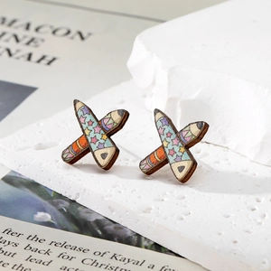 Boucles d'oreilles en bois créatives avec étoiles colorées et design de crayon croisé