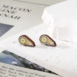 Détail de boucles d'oreilles en bois en forme de goutte aux motifs géométriques colorés