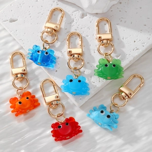 Mignon Porte-clés Crabe Animal Marin en Verre Vernissé Pendentif Crabe Alliage d'Or Fermoir Mousqueton Charme de Sac pour Femmes Enfants Bijoux Cadeau