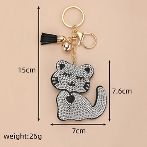 Détail montrant les dimensions et le poids du porte-clés chat en strass avec pompon