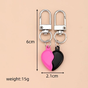 Vista dettagliata del portachiavi a cuore diviso rosa e nero con misure 6cm e peso di 15g