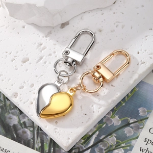 Portachiavi alla moda a forma di cuore in lega oro e argento su espositore di pietra
