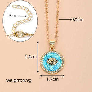 Detail der Evil-Eye-Halskette mit Maßen und blauem Opal-Anhänger in Goldfassung