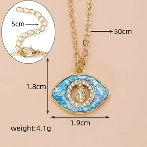 Detailansicht des Opal-Evil-Eye-Anhängers mit Maria-Relief und goldener Halskette