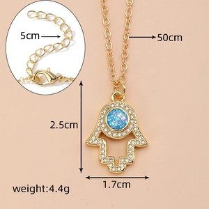 Details zur Hamsa-Hand-Halskette mit Maßen 2,5x1,7 cm und einer 50 cm langen Goldkette