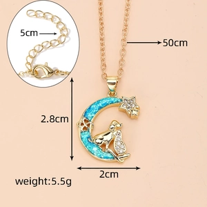 Detailansicht des Katzen- und Mond-Opal-Anhängers mit Maßen 2,8 cm x 2 cm und Kettenlänge