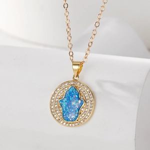 Detail der Hamsa-Hand-Anhänger mit blauem Opal und Zirkonia auf goldener Kette