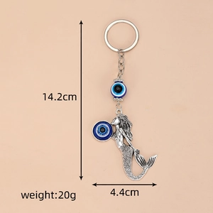 Dettaglio portachiavi sirena malocchio con dimensioni mostrate di 14,2cm per 4,4cm