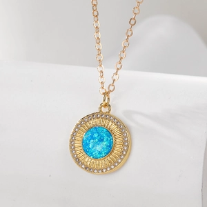Elegante vergoldete Halskette mit blauem Opal-Mondanhänger und Zirkonia-Akzenten