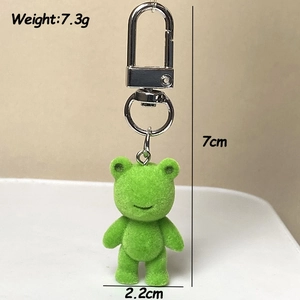 Détail du pendentif ours floqué vert montrant les dimensions de 7cm de haut et 2,2cm de large