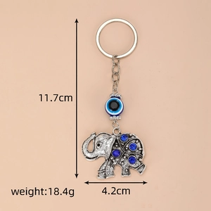Dettaglio portachiavi a forma di elefante vintage con strass blu e amuleto malocchio