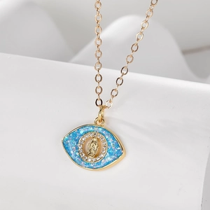 Detail der vergoldeten Evil-Eye-Halskette mit Marien-Relief und blauem Opal