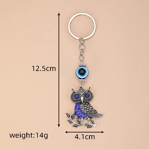 Dettaglio portachiavi a forma di gufo con cristalli blu e amuleto malocchio da 12,5cm