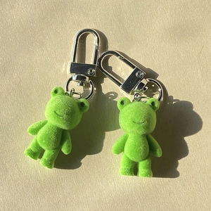 Lot de deux pendentifs grenouille en peluche verte avec texture douce et fermoirs argentés