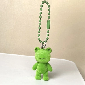 Détail d'un porte-clés ours floqué vert avec chaîne à billes assortie et anneau métal