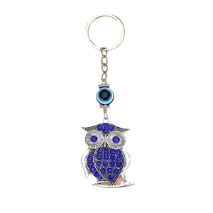 Portachiavi a gufo argento con strass blu e perla Evil Eye su sfondo bianco