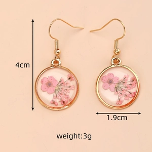 Dettaglio orecchini con fiori secchi rosa e cornice dorata dimensioni di 4cm x 1,9cm