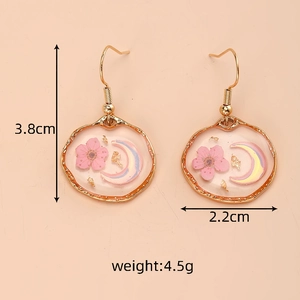 Vista dettagliata degli orecchini con fiori rosa, dimensioni 3,8 cm altezza e 2,2 cm larghezza