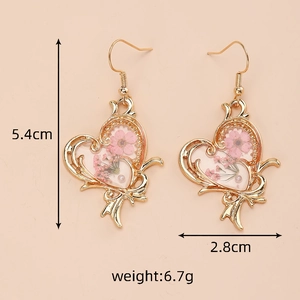 Dettaglio degli orecchini a cuore con veri fiori secchi rosa, altezza 5,4 cm