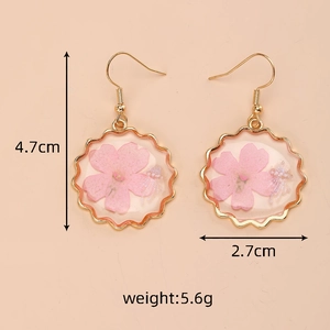 Vista dettagliata con dimensioni e peso degli orecchini in resina con fiori rosa