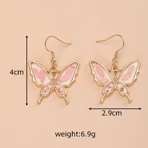 Dettaglio orecchini a farfalla in resina rosa con misure di 4cm di altezza e 2.9cm
