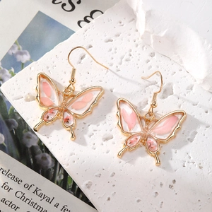 Orecchini a farfalla con fiori secchi rosa e montatura dorata in stile romantico