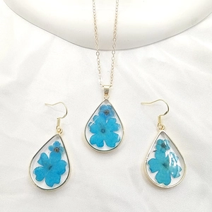 Exquisites Schmuckset mit blauen Trockenblumen in Tropfenform aus Gold und Harz