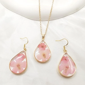 Elegantes Gold-Schmuckset mit echten rosa Trockenblumen in Harz und passender Halskette