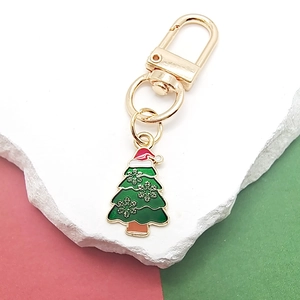 Detailansicht eines Weihnachtsbaum-Schlüsselanhängers mit Emaille und Gold-Finish