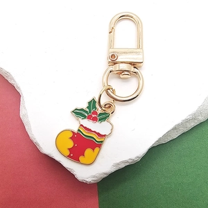 Detailansicht eines Weihnachtsstrumpf-Schlüsselanhängers mit Emaille und goldenem Verschluss
