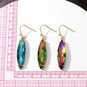 Boucles d'oreilles dorées avec cristaux de marquise aux reflets arc-en-ciel élégants
