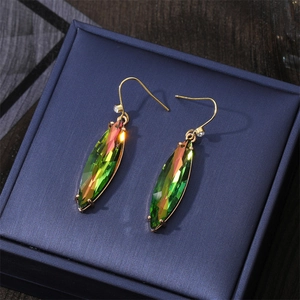 Boucles d'oreilles longues en cristal dégradé vert-rouge avec crochets dorés sur écrin