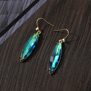 Boucles d'oreilles pendantes dorées avec cristaux marquise en dégradé bleu et vert
