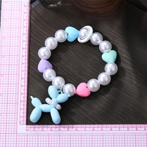 Bracelet mignon en perles avec cœurs colorés et un pendentif chien ballon bleu clair