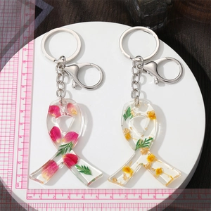 Porte-clés fait main en résine avec vraies fleurs séchées et feuilles d'or en nœud papillon