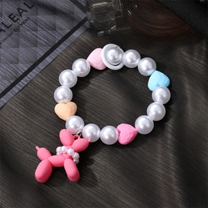 Bracelet de perles mignon avec cœurs colorés et un pendentif chien ballon en résine