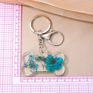 Porte-clés os de chien en acrylique avec fleurs séchées bleues et anneau métal, 6,5 cm