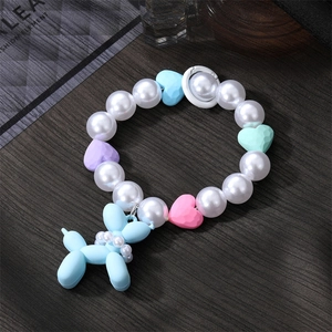 Bracelet en perles mignon avec cœurs pastels et pendentif chien ballon bleu clair