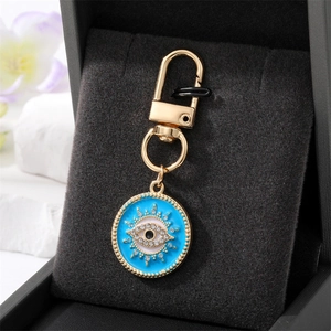 Porte-clés œil grec bohème avec émail bleu et strass brillants sur métal doré