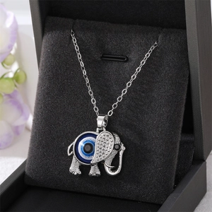 Collier éléphant vintage avec œil protecteur et relief texturé sur velours noir
