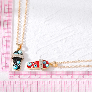 Collana dorata con ciondolo a pantofola Evil Eye e strass, riferimento misura di 2,5 cm