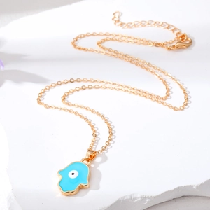 Collier main de Fatma avec pendentif œil bleu sur une élégante chaîne dorée