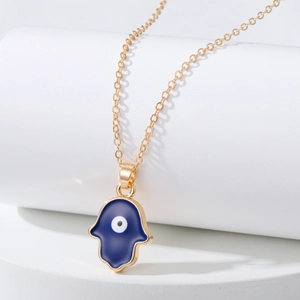 Détail du pendentif Main de Fatima bleue avec Oeil du Mal sur une chaîne en alliage doré