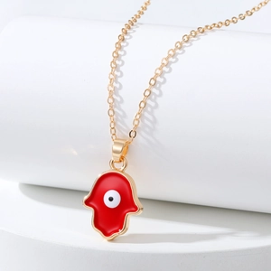 Détail du pendentif Main de Fatma en émail rouge et Oeil Maléfique sur chaîne dorée