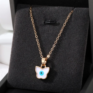 Elegante goldene Schmetterlingskette mit blauem Evil-Eye-Anhänger in einer Schmuckschatulle