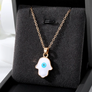 Collier Main de Fatma avec pendentif Mauvais Œil bleu dans un coffret cadeau noir