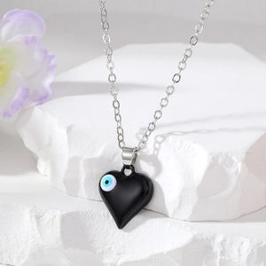 Detailansicht der schwarzen Herz-Halskette mit Evil Eye Motiv an einer Silberkette