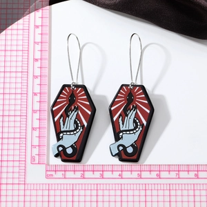 Gothic-Sarg-Ohrringe mit Schlangen- und Handmotiv aus dunkelrotem Acrylglas