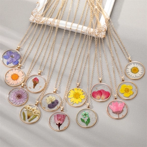 Vintage Resin Real Dried Flower Round Pendant Necklace For Women Copper Gold Plated Botanical Floral Sweater Chain Jewelry