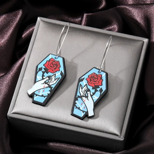 Gothik Sarg-Ohrringe mit roten Rosen und Spinnennetzmuster auf einem Schmuckdisplay